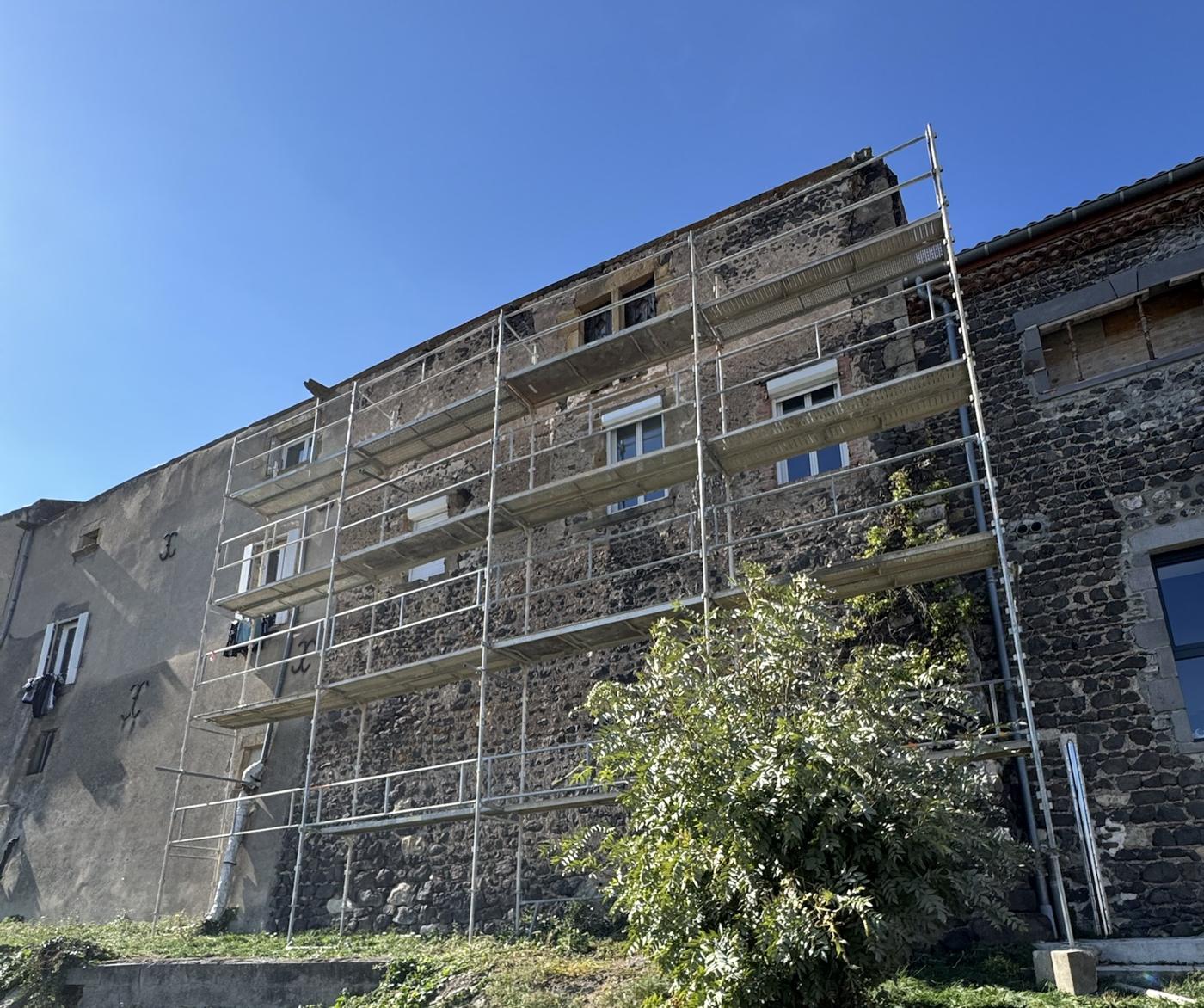 Échafaudage monté sur une haute façade en pierre