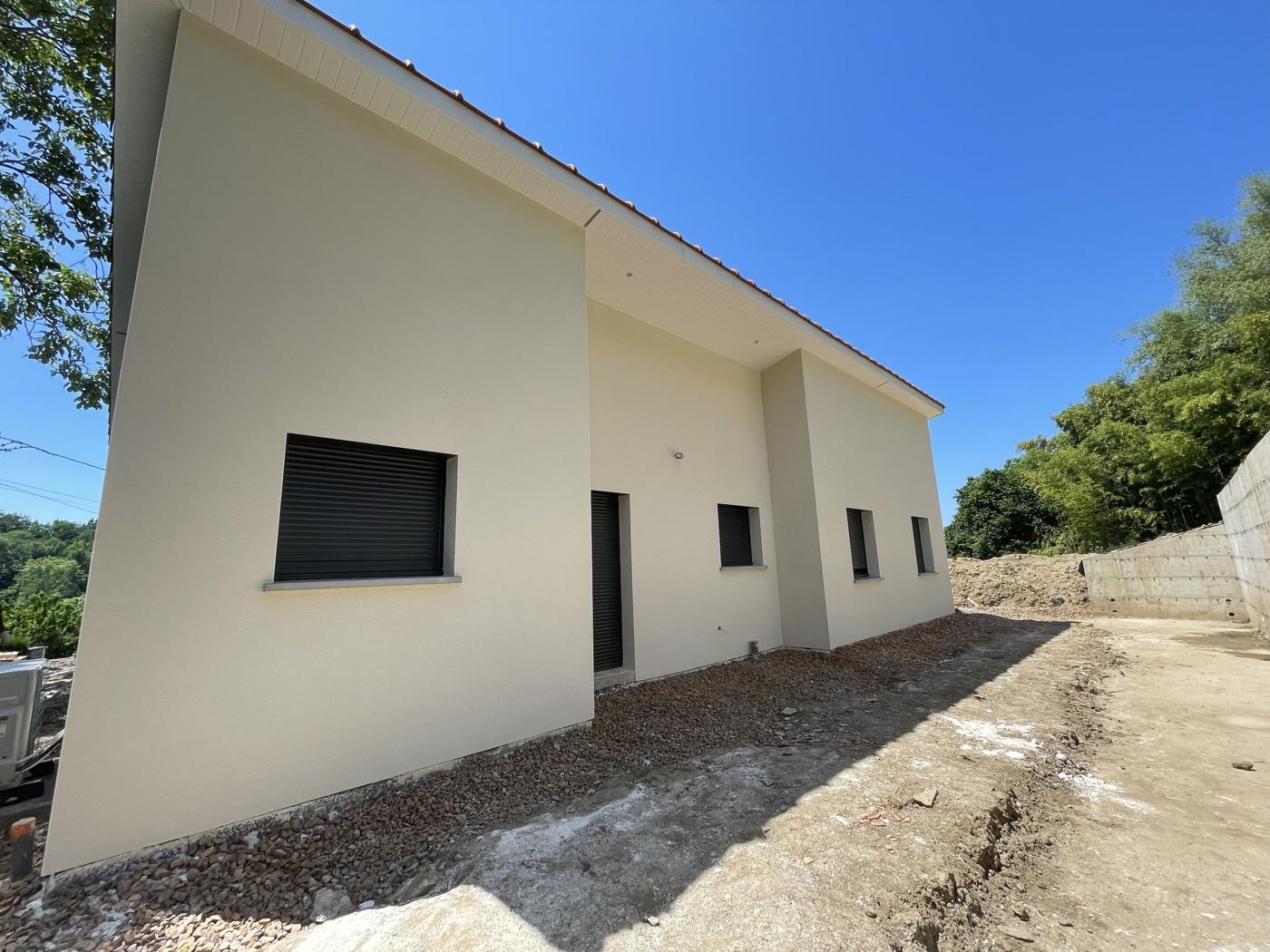 Maison neuve à l'enduit blanc cassé et volets gris anthracite
